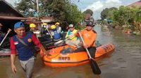 Tim Gabungan Distribusikan Air Bersih ke Korban Banjir Bengalon