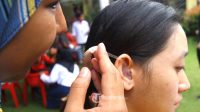 bagaimana cara pakai alat bantu pendengaran yang nyaman berikut ulasan dokter b3be037