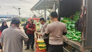 Polri Hadir untuk Masyarakat, Polres Kutim Gelar Operasi Gerakan Pangan Murah di Desa Maloy