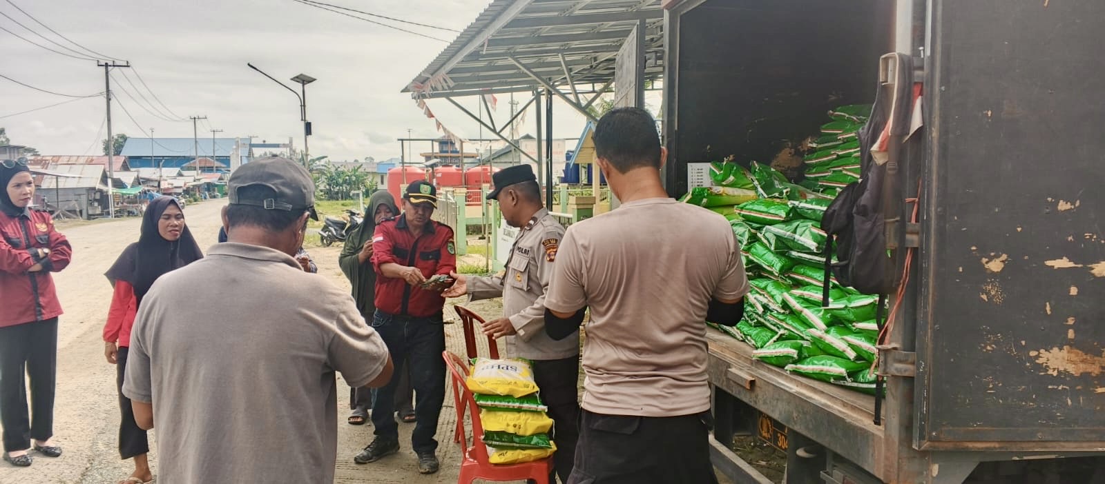 Polri Hadir untuk Masyarakat, Polres Kutim Gelar Operasi Gerakan Pangan Murah di Desa Maloy